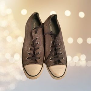 Grey low top converse
